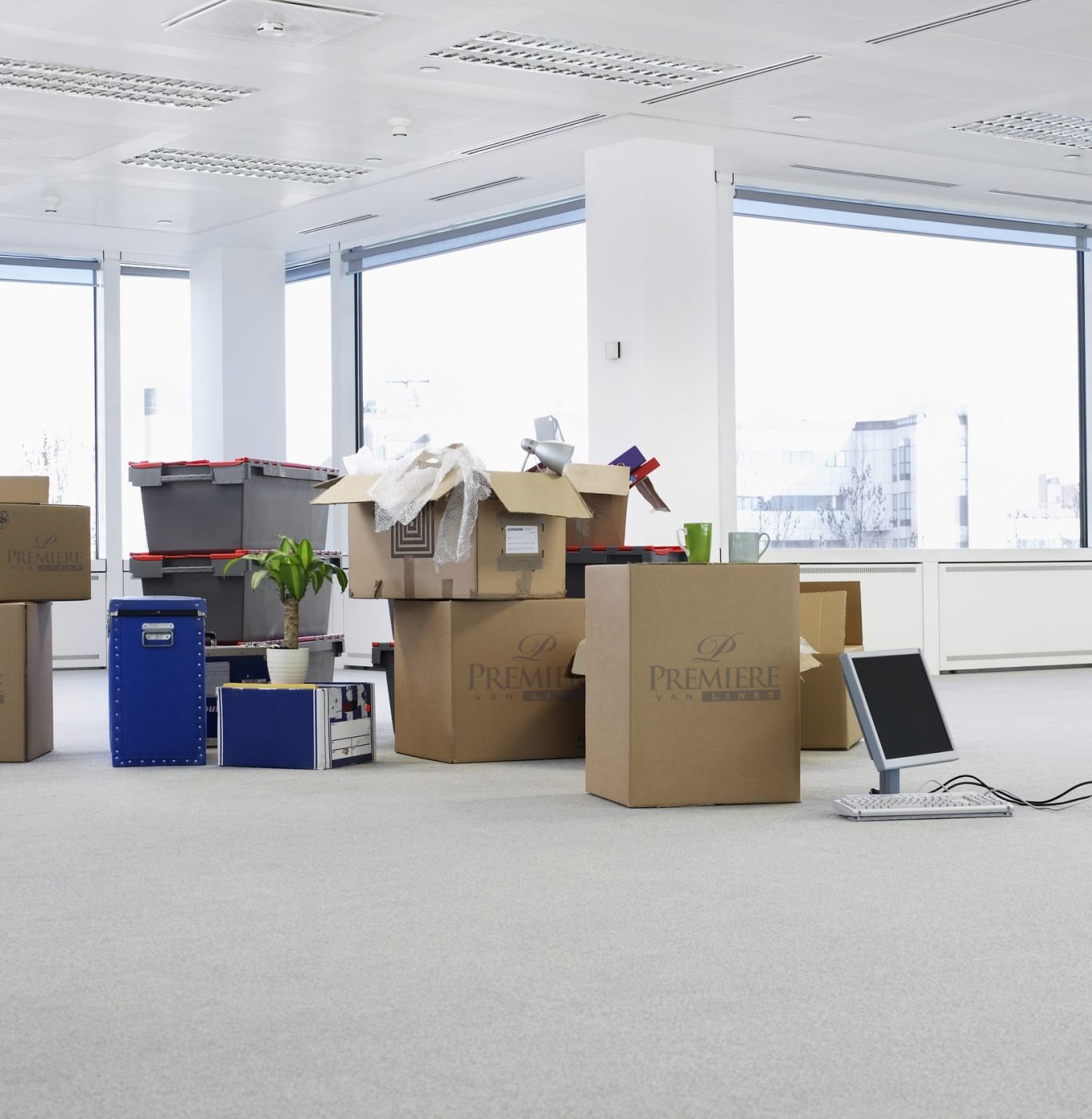 19522696 - moving supplies in empty office